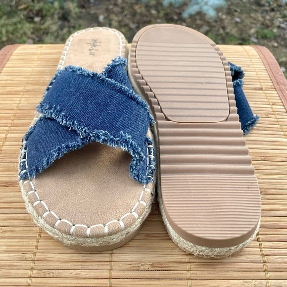 Adorable Frayed Blue Demin Crisscross Strap Flat Espadrille Slide Sandals. 8.5 - Picture 8 of 8